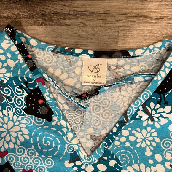 B Women's Scrub Top Size Medium Owls Floral Turquoise White - Picture 7 of 9